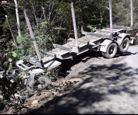 Un bărbat a MURIT, după ce camionul PLIN cu LEMNE pe care îl conducea a ALUNECAT într-o RÂPĂ