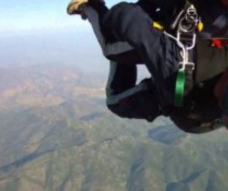 Un parașutist A MURIT după ce s-a lovit cu capul de aripa din spate a aeronavei, a leșinat, iar paraşuta nu s-a mai deschis