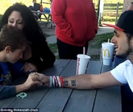 Un tată a acceptat să fie filmat în timp ce-i spunea fiului său de opt ani: “MAMA TA A MURIT”. Reacţia copilului este zdrobitoare. VIDEO