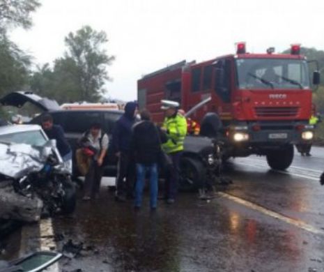 ACCIDENT DEOSEBIT DE GRAV pe DN 1. Mai multe maşini au fost distruse şi DOI OAMENI AU MURIT. Autorităţile intervin de urgenţă pentru preluarea răniţilor
