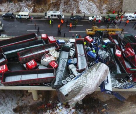 ACCIDENT ÎNGROZITOR. O autostradă a fost blocată, după ciocnirea în lanț a 56 de autovehicule. Sunt 17 morți și zeci de răniți