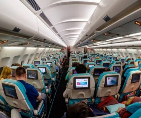 Alertă cu BOMBĂ la bordul unui AVION! Pasagerii au fost ESCORTAŢI după ATERIZAREA de URGENŢĂ