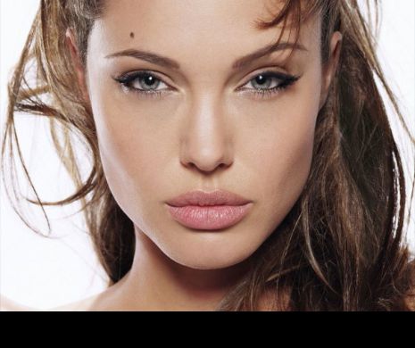 Angelina JOLIE pare că şi-a REVENIT după DESPĂRŢIREA de Brad Pitt şi şi-a REFĂCUT VIAŢA! Cu ce ACTOR CELEBRU se iubeşte starul de la Hollywood | FOTO ÎN ARTICOL