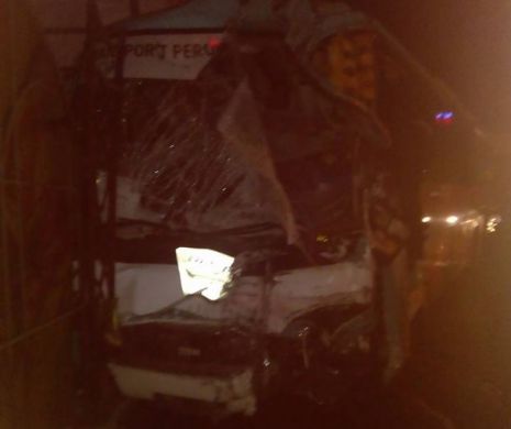 BREAKING NEWS. Cod roşu de intervenţie după ciocnirea a două autobuze în Piteşti. Zeci de oameni implicaţi în accident