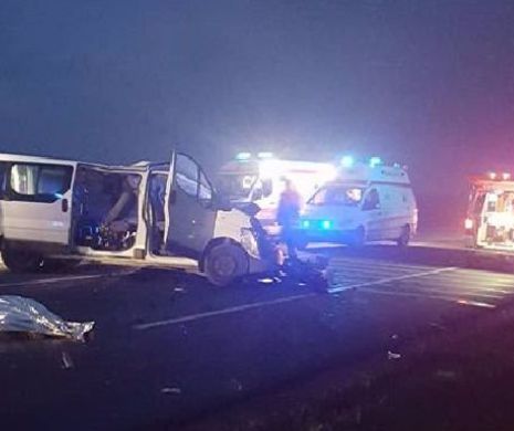 CARNAGIU PE DRUMUL MORŢII. Patru persoane AU MURIT după ce un microbuz s-a CIOCNIT CU UN TIR pe DN2. PLANUL ROȘU a fost ACTIVAT