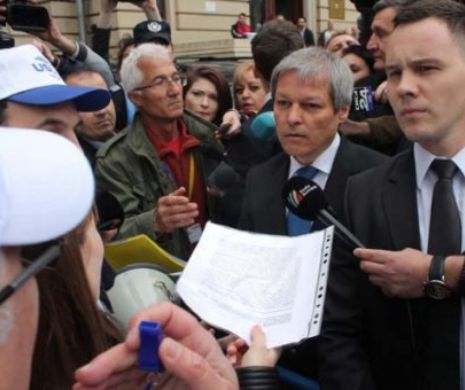 Cioloș huiduit la Iași de profesori!