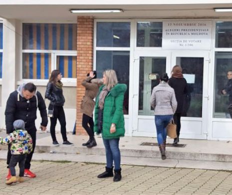 Coadă la Secția de votare din Constanța. Cetățenii moldovenii își aleg președintele