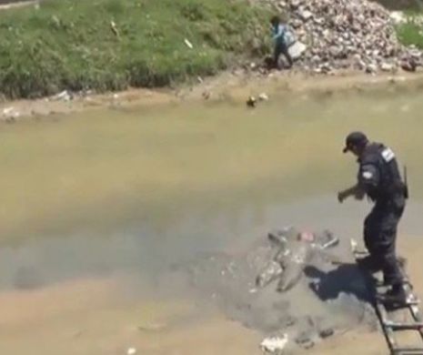 Corpul lui plutea deasupra apei. Când s-au apropiat, polițiștii au avut un șoc. Ce se afla în apă