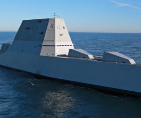 Distrugătorul invizibil american Zumwalt, de 4,4 miliarde dolari, s-a stricat în canalul Panama