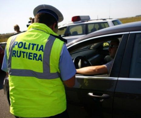 Doi poliţişti care luau MITĂ în TRAFIC au fost FILMAŢI de colegii de muncă şi daţi pe mâna procurorilor