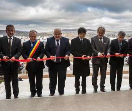 Imaginea zilei. Umăr la umăr pentru că nu a ajuns panglica pentru câţi oficiali voiau să taie din ea