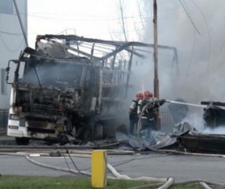 Incendiu devastator la Bacău. ŞASE tiruri au luat foc şi s-au făcut scrum lângă o benzinărie