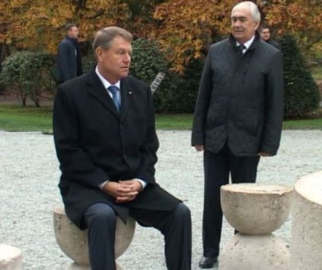 Klaus Iohannis a vorbit despre SCANDALUL POZEI DE LA MASA TĂCERII: “Nu am fost AMENDAT şi nici nu S-A PUS PROBLEMA. Dacă Brâncuşi nu ar fi vrut ca oamenii să se aşeze pe scaune, nu le-ar fi aşezat într-un parc, ci într-un MUZEU”