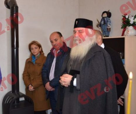 Mitropolitul Banatului a dăruit o casă unei familii cu opt copii