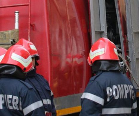 PERICOL în centrul Bucureștiului. Vântul PUTERNIC a smuls un acoperiș pe Calea Victoriei