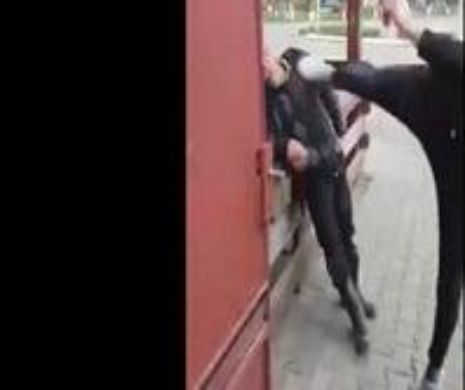 REVOLTĂTOR! Bătrân LOVIT cu BESTIALITATE de un tânăr în PLINĂ STRADĂ | VIDEO ŞOCANT
