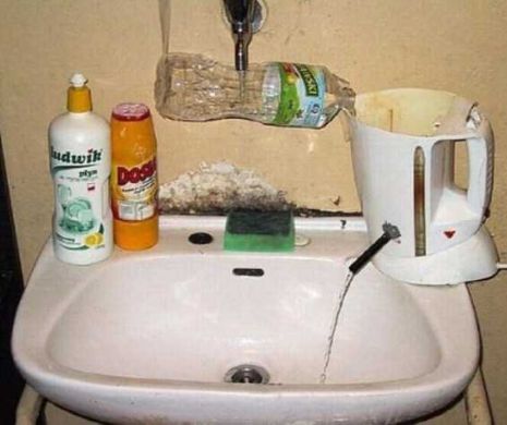 SĂRĂCIA I-A FĂCUT SĂ INVENTEZE cele mai ciudate OBIECTE din istoria omenirii. Duşuri, VASE DE TOALETĂ, tobogane sau GRĂTARE din alte lumi l Foto galerie