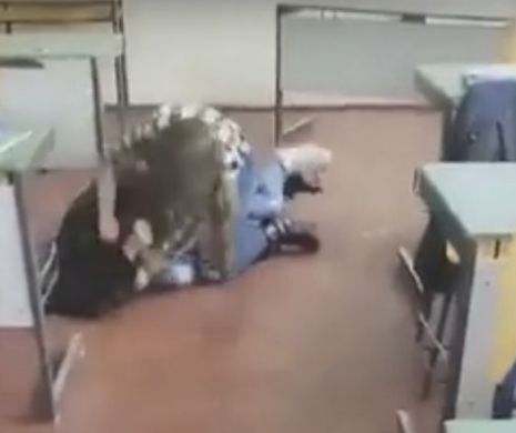 Şi-au împărţit PUMNI şi PALME printre BĂNCILE ŞCOLII! Cum îşi fac dreptate elevii de generală în timpul PAUZEI dintre ORE | VIDEO