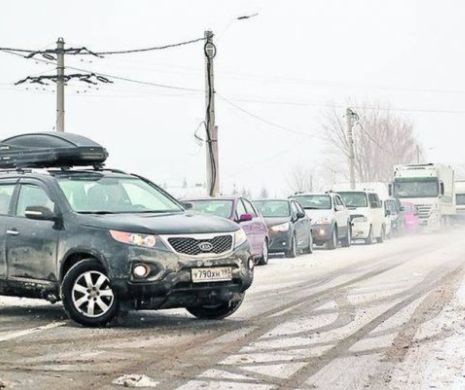 SITUAȚIA TRAFICULUI. Vântul puternic și zăpada au BLOCAT drumurile din mai multe județe. TOATE porturile de la Marea Neagră sunt ÎNCHISE
