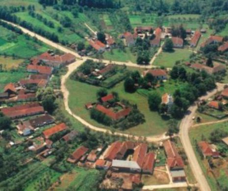 Vă cunoaşteţi ţara? Iată cum arată unicul SAT ROTUND din România! De ce a fost construit aşa?