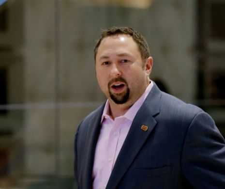 A rezistat în echipa preşedintelui Donald Trump doar două zile. De ce a fugit mâncând pământul noul purtător de cuvânt al magnatului