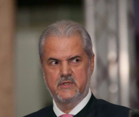 Adrian Năstase scoate la licitație 30 de tablouri. Care e cea mai scumpă lucrare