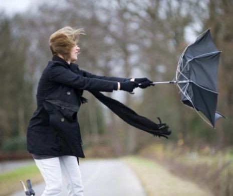 ATENŢIONARE ANM: Cod galben de VÂNT PUTERNIC în şase judeţe ale ţării. Care sunt zonele vizate