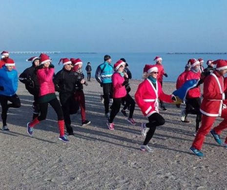 Crosul Moș Crăciunilor pe plajă