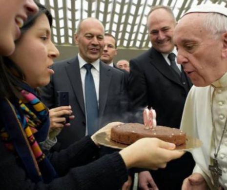 Impresionant! Doi români şi un un moldovean fără adăpost a luat micul dejun cu Papa Francisc de ziua Suveranului Pontif