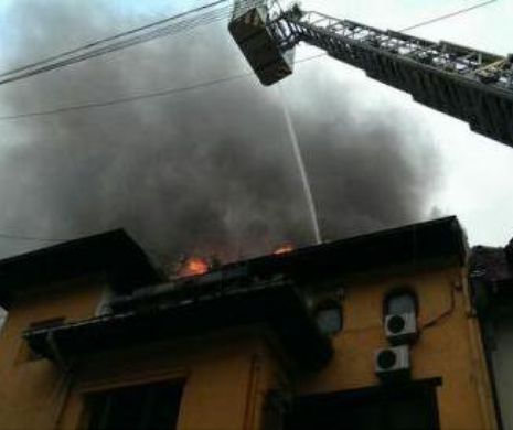 INCENDIU PUTERNIC în capitală! Şase autospeciale de stingere acţionează