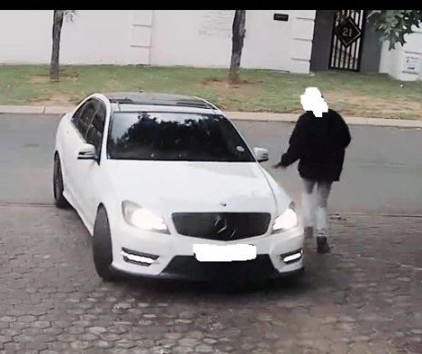 JAF CA ÎN FILME în curtea unui BOGĂTAŞ. Hoţii au SCOS PISTOLUL, s-au urcat la volan şi AU DISPĂRUT CU MERCEDESUL. Poliţiştii au avut o REACŢIE BIZARĂ în legătură cu INFRACTORII filmaţi | Video