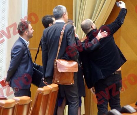 La Camera Deputaților, ca-n prima zi de școală: Cântece, selfie-uri și voie bună
