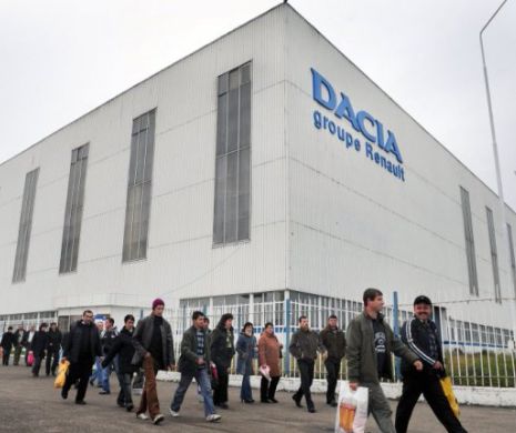 MII de oameni protestează în fața uzinei DACIA MIOVENI. Ce nemulțumiri au muncitorii