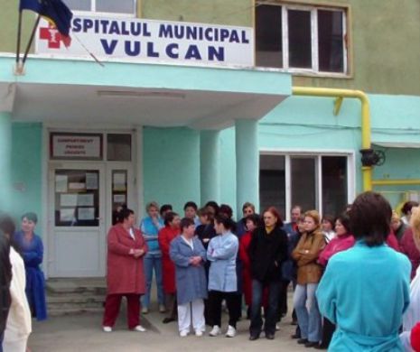 O doctoriță și două asistente de la Spitalul de Urgență din Vulcan - la un pas să fie violate de patru bătăuși bețivi în camera de gardă! Politistul, aflat de fată, fuma impasibil
