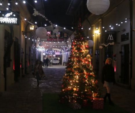 Plimbare prin CENTRUL VECHI! DECORAȚIUNI FIRAVE DE SĂRBĂTORI în zona istorică a Capitalei (FOTO)