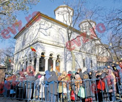 Soarele a mângâiat moaștele Sfântului Nicolae