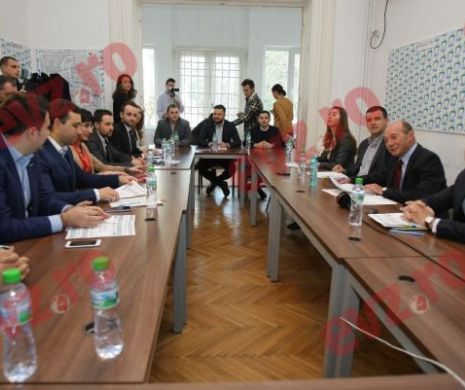 Traian Băsescu a bătut palma cu tinerii