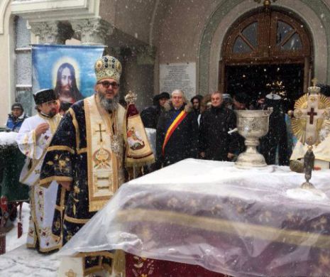 Ariepiscopul ABROZIE a pocnit în cap un enoriaș chiar în ziua de Bobotează. Omul a SÂNGERAT puternic | FOTO