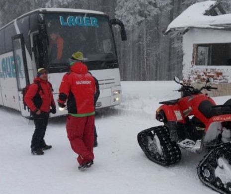 Autocar cu 40 de copii deszăpezit de jandarmii montani