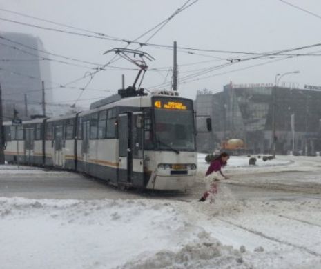 BUCUREȘTIUL ESTE PARALIZAT DE NINSORILE ABUNDENTE! Tramvaiul 41, BLOCAT PE LINIE
