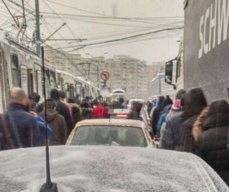 CAPITALA SUB NĂMEȚI. RATB-ul s-a înțepenit în mai multe zone iar oamenii au mers ca la demonstrație, direct pe șosea
