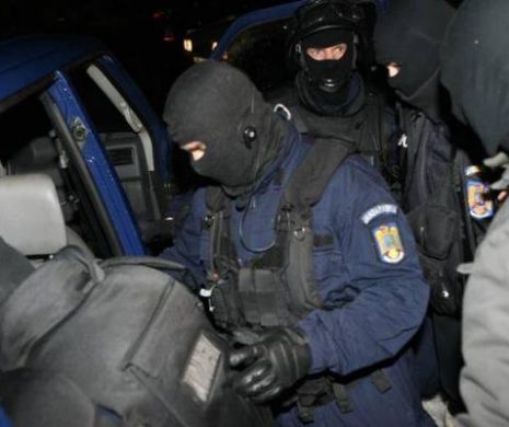 Consumator de droguri PRINS de polițiști. 126 de plicuri cu droguri găsit sub bancheta unui autoturism. Uite ce PEDEAPSĂ trebuie să execute