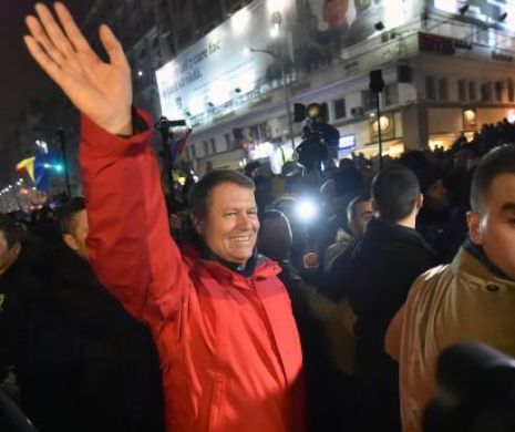 Dezvăluiri incredibile! Preşedintele Klaus Iohannis a purtat vestă ANTIGLONŢ la manifestaţia de duminică. De cine se teme?