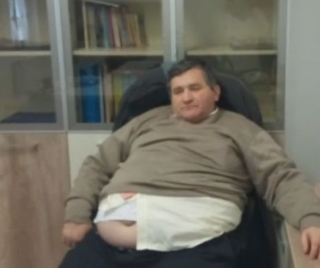 Directorul unei institutii publice, filmat beat in birou, in timpul serviciului. Ce ii spune unei angajate