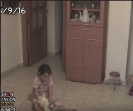 Fetita s-a plans ca aude zgomote ciudate si ca e "bantuita", asa ca parintii au montat o camera de supraveghere