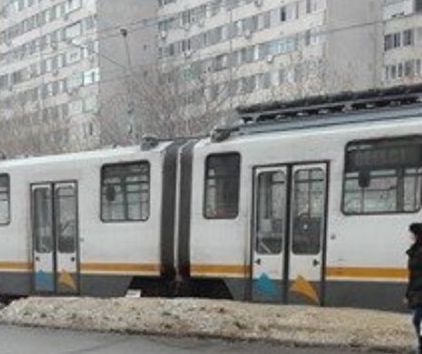 Gabriela Firea susţine că toate mijloacele de transport aflate în traseu corespund din punctul de vedere al siguranţei. EVZ prezintă imaginile care îl contrazic pe primarul general al Capitalei. Autobuzele şi tramvaiele ies în stradă cu defecte şi cu anve