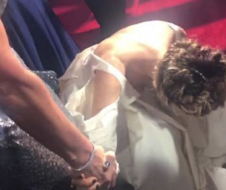 Incredibil ce GEST EMOŢIONANT DE RECUNOAŞTERE A VALORII: Celebra actriţă Sarah Jessica Parker, ÎN GENUNCHIi în fața Nadiei Comăneci