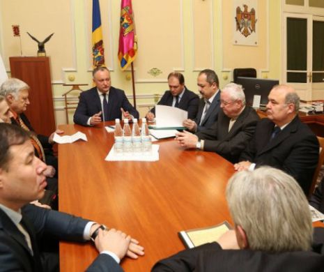 Puteţi crede aşa ceva? Dodon vrea să înlocuiască "Istoria Românilor” cu "Istoria Moldovei”