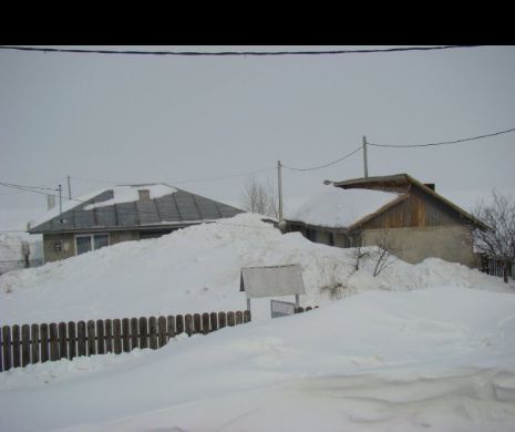 Sat cu 400 de familii, IZOLAT din cauza zăpezii. O gravidă a fost luată cu şenilata
