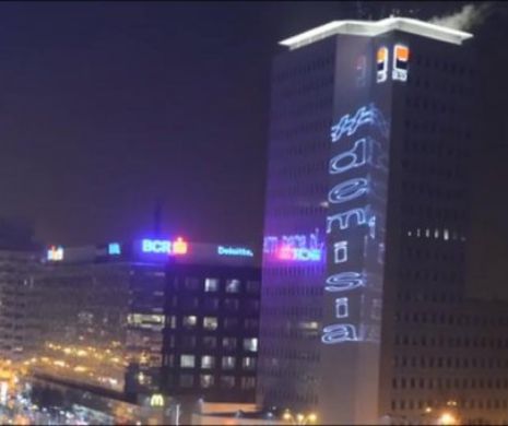A început prigoana protestatorilor. Autorul unor proiecţii cu laser din Piaţa Victoriei a fost chemat la Poliţie